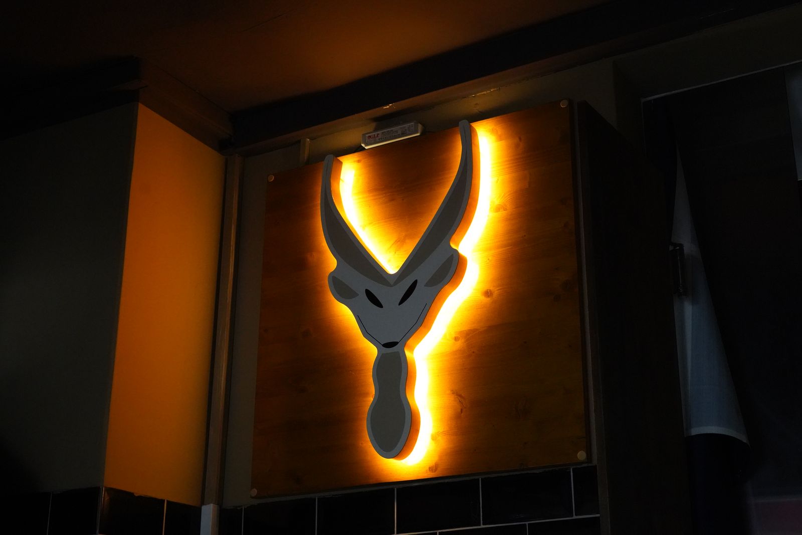 Beleuchtetes Yagi-Logo im Laden