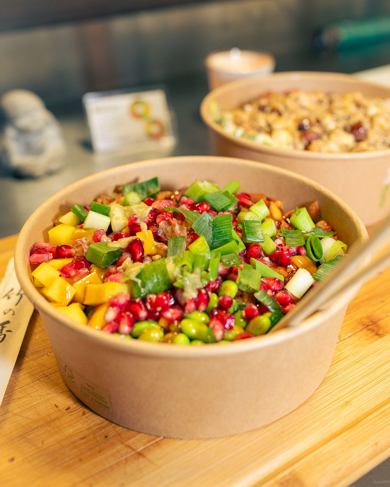 Bunte Poké Bowl mit Granatapfel