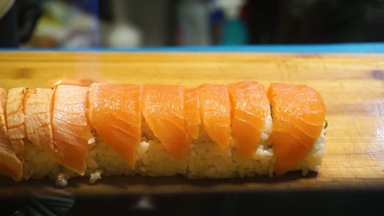 Frisch geschnittene Salmon Roll
